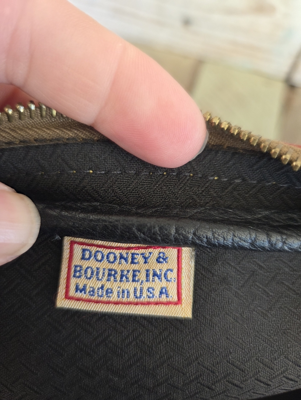 Dooney & Bourke Crossbody. - Picture 8 of 15
